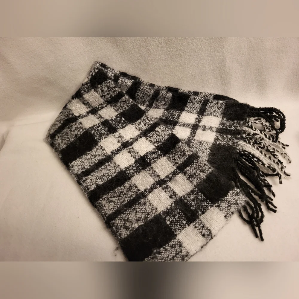 2 Scarves, 1 is black and white, 1 is pink, gray and white - Picture 6 of 7